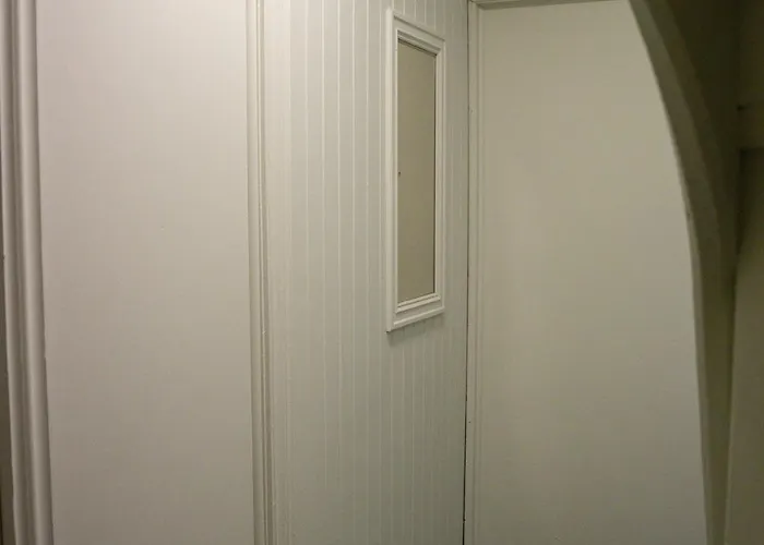 Large With 4 Spacious Bedrooms * 斯基恩