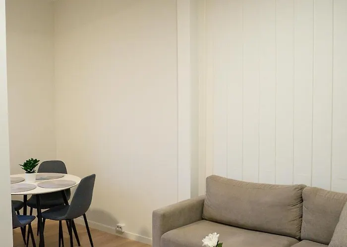 Large With 4 Spacious Bedrooms * 斯基恩